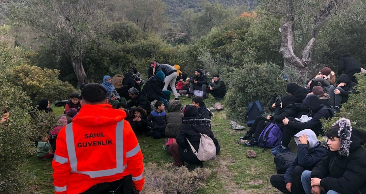 Ormanda kaderine terk edilen 89 göçmen kurtarıldı