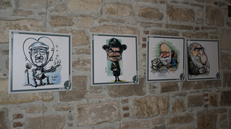 kusadasinda-uluslararasi-portre-karikaturleri-sergisi-acildi-MOlOBSiI.jpg